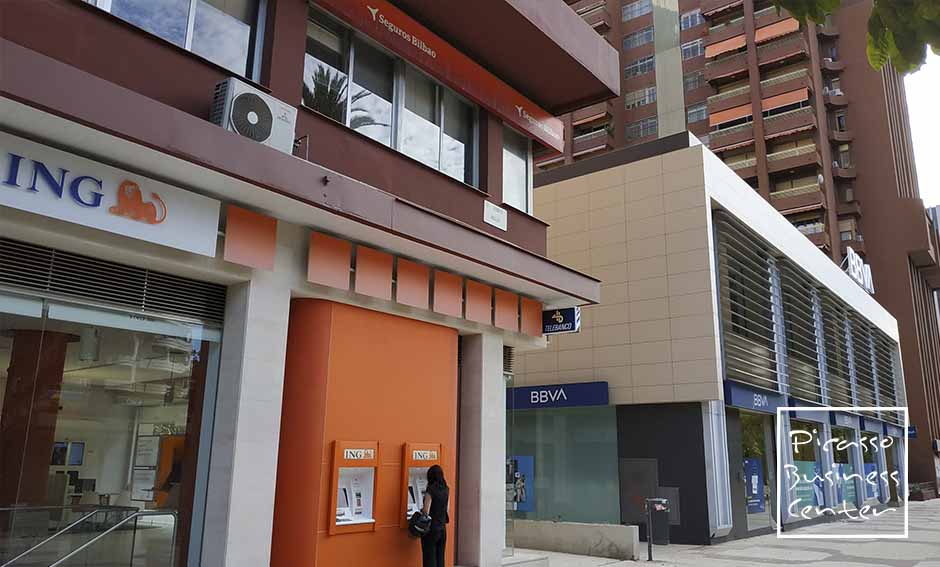 ING Bank, CaixaBank, BBVA, Abanca, Assurance Bilbao, Unicaja, Caja Rural de Granada, Ges Assurance, Aegon Assurance, Consulat de l'Équateur, Juan Rojano Trujillo Avocats, Villanueva Conseillers, M+C Consultants, Jiménez Conseillers et Consultants, Conseil Villasclaras, Procusan Immobilier